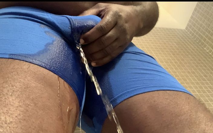 Jerking off big loads of black cumshot: Svart gay man som pissar i duschen efter att ha...