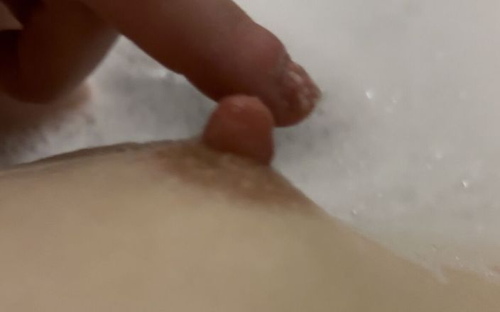 Inga lillypop girl: Gadis remaja lagi asik mainin putingnya di bak mandi gelembung