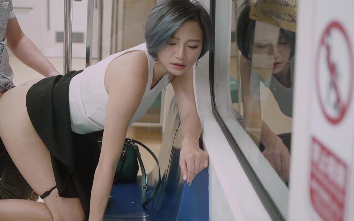 Perv Milfs n Teens: Escena con nena asiática cachonda en el metro - pervertidas milfs...