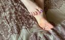 Gloria Gimson: Une fille solo caresse son pied avec une pédicure