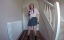 Horny vixen: Stygg flicka i uniform remsor i strumpbyxor