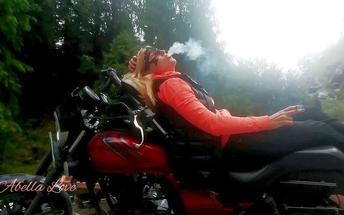 Real fun &amp; fetish: 赤い唇ブロンド喫煙官能的にラスタバイク屋外