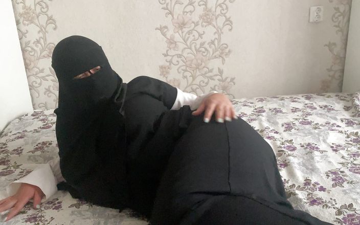 Lux Eva: Une MILF syrienne en hijab masturbe sa chatte poilue jusqu&amp;#039;à...