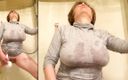 Marie Rocks, 60+ GILF: Une GILF à gros nichons se masturbe dans une chemise grise