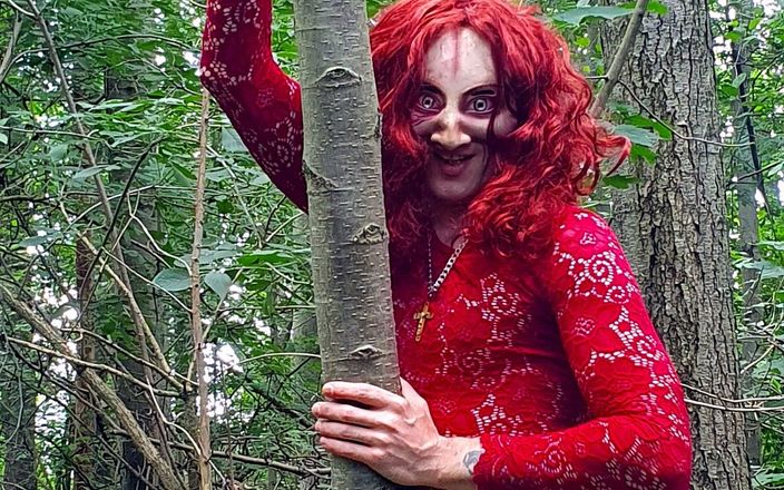 Demon Bitch: Pelacur iblis terangsang bersenang-senang di hutan