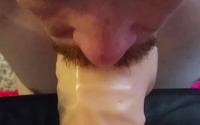 Switch sluts: Scopando la sua figa con un dildo gigante in bocca