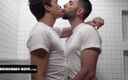 Missionary Boys: De jolis garçons innocents baisent dans la salle de bain