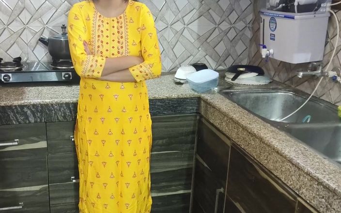 Saara Bhabhi: Ролевая игра с секс-историей хинди - дези бхабхи мыла посуду на кухне, а затем пришел ее шурин