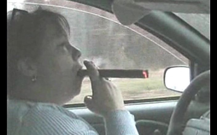 Smoking dawn: Enorme sigaar in de auto