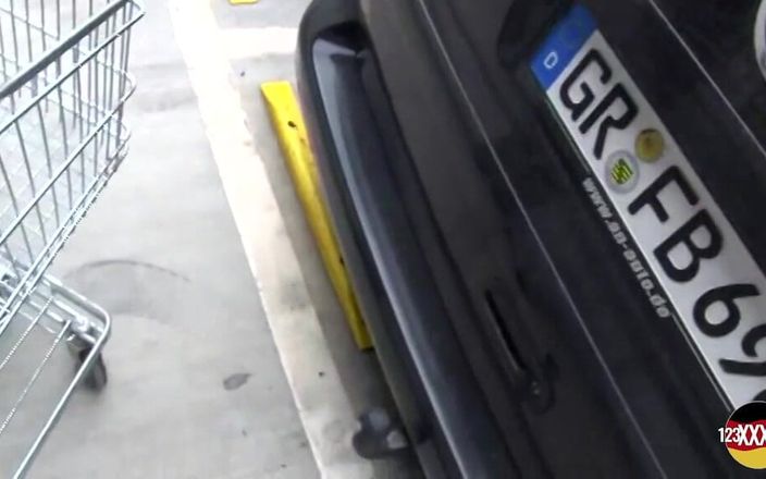 123XXX - Nude in Germany!: दुबली काले बाल वाली कमसिन कार में मोटे लंड को संभाल रही है