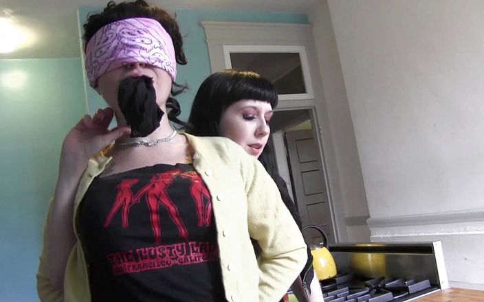 Lezdom Austria: Извращенная лесбиянка хочет отфистить ее задницу и киску дилдо