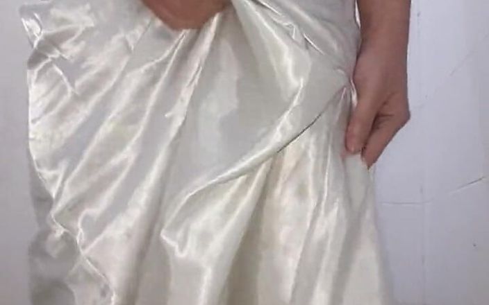 Naomisinka: Asiática crossdresser vestindo vestido de camisinha longo e sedoso