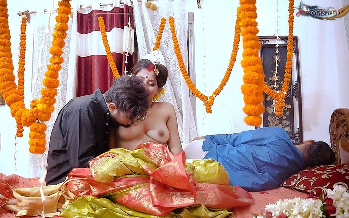 Desi Bold Movies: 出轨人妻 第2部分 新婚妻子与男朋友在丈夫面前重口味性爱（印地语音频）