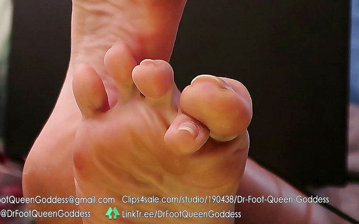 Dr. Foot Queen Goddess: 坦率的办公桌底弯曲脚趾摆动 第2部分
