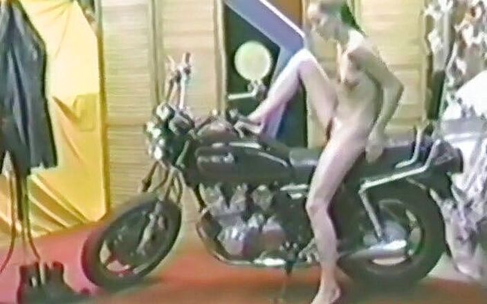 Homegrown Wives: La ragazza motociclista si masturba in moto