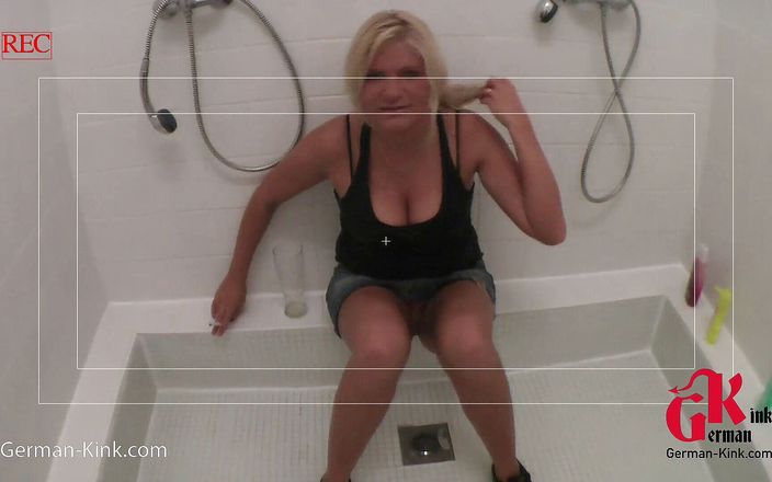 German Kink: Відео від першої особи, дія сечі у ванній кімнаті
