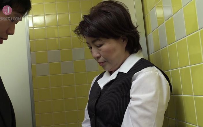 Celebrity Japan: परिपक्व एशियाई की शौचालय में चुदाई