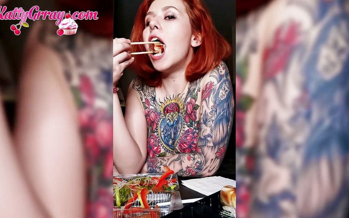 Katty Grray: L'affascinante tettona mangia sushi nuda - soft erotica