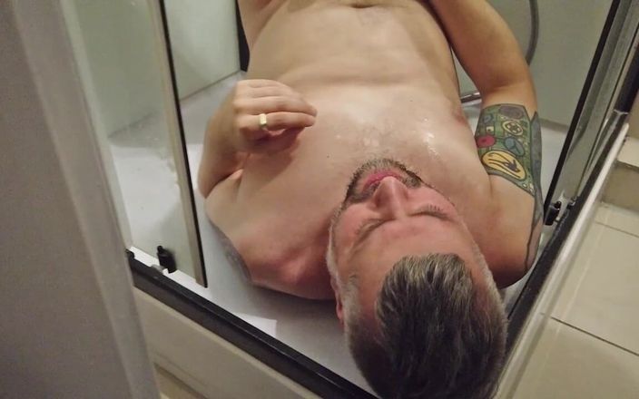 Lovekino: 샤워 중 남자의 입에 직접 오줌을 싸는 문신 소녀