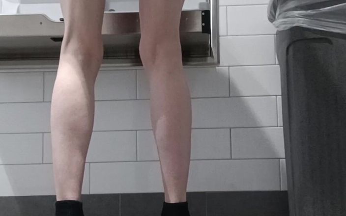 Berry butt: Berrybutt - marcação de mijo no banheiro