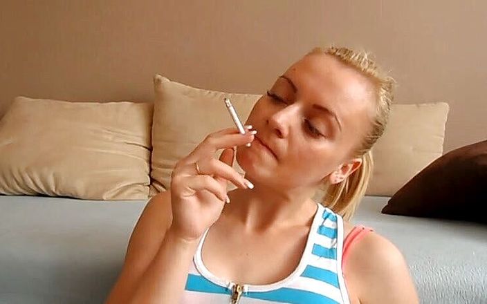 Femdom Austria: Ma chérie blonde fume une cigarette en gros plan, vidéo
