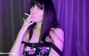 Matilda Faverline: Сексуальна жінка курить сигарети і роздягається під музику