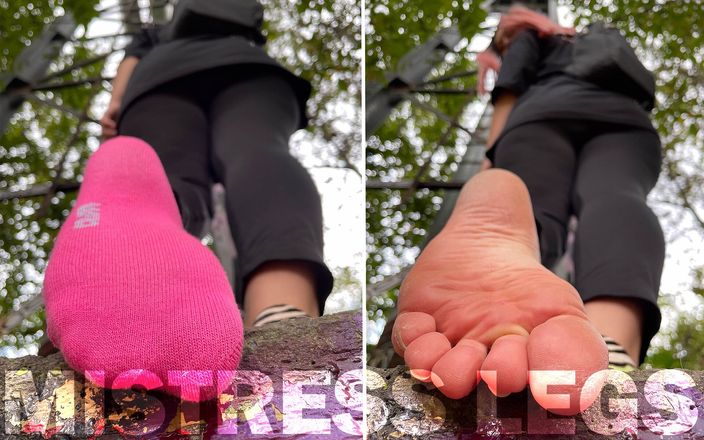 Mistress Legs: Roze sokken en natuurlijke ruige gerimpelde zolen buiten boven je