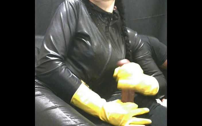 Peternorthlegend: Smoking wife in yellow rubber gloves causes a fountain cumshot