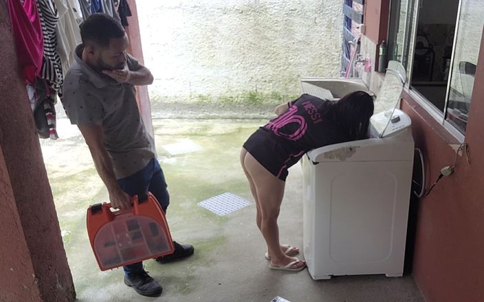 Casalpimenta: Замужняя домохозяйка платит технику со стиральной машиной ее задницей, пока мужа-куколда нету дома