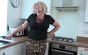 Aunt Judy&#039;s XXX: MosterJudysXXX - lurar runt i köket med Camilla Creampie (pov)
