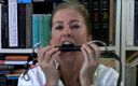 Selfgags classic: 熟女教師の指導ビデオ:誰かを猿ぐつわする方法!