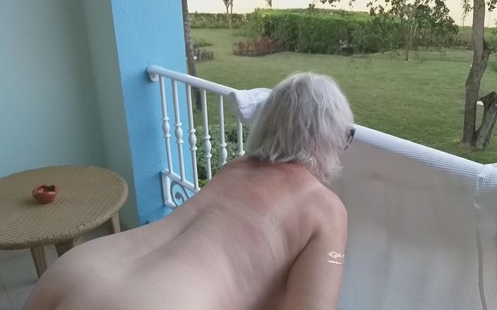 PureVicky66: Bunicuța sexy se expune pe balcon în vacanță