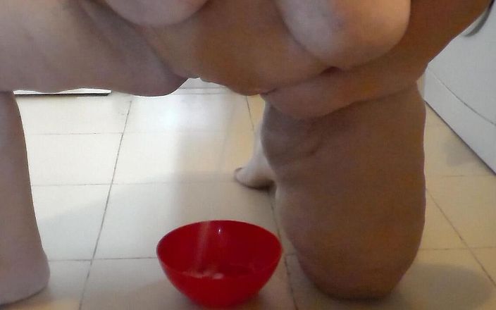 Sex hub couple: Jen pisse dans un bol rouge dans la cuisine