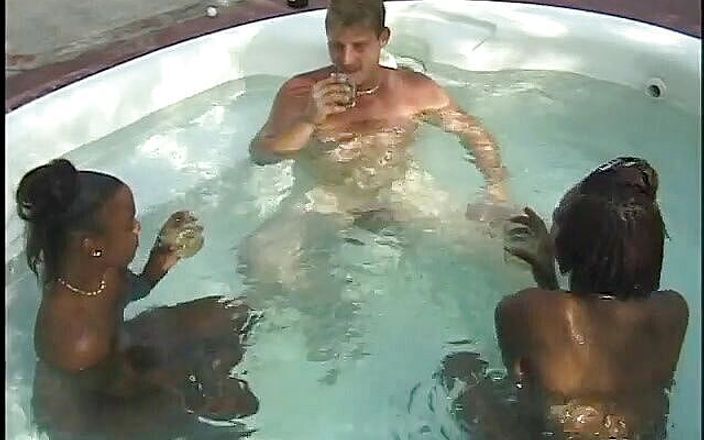 Hot Sex Party: Gagicile tinere vor să împartă acest tip excitat împreună în piscină