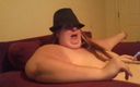Ms Kitty Delgato: Fumer dans un chapeau, vue de côté