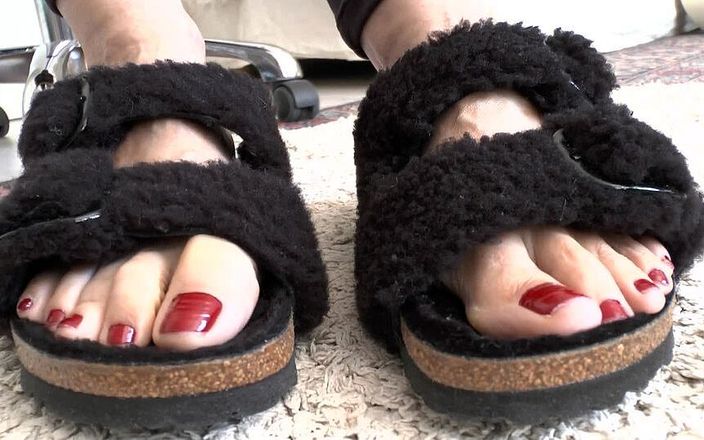 Lady Victoria Valente: Toe Fetish - Toes Wiggling Black Fur Slippers Część 11