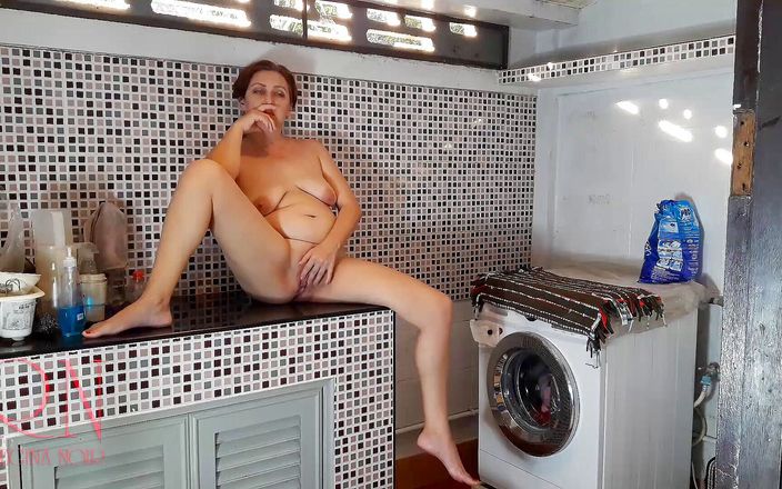 Regina Noir: 裸体主义者管家regina noir在洗衣房里自慰。裸体女仆。裸体家庭主妇。