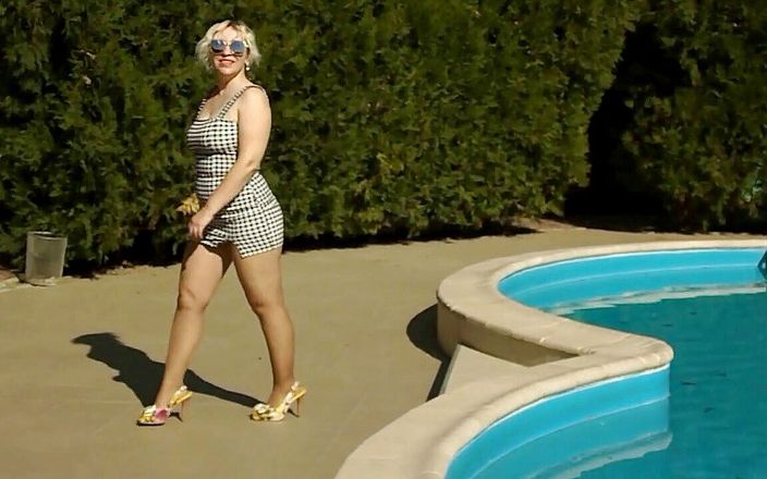 NYLON-HEELS: Красива жінка біля басейну в колготках і на підборах