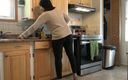 Souzan Halabi: Istri Arab Irak seks anal gaya doggy di dapur