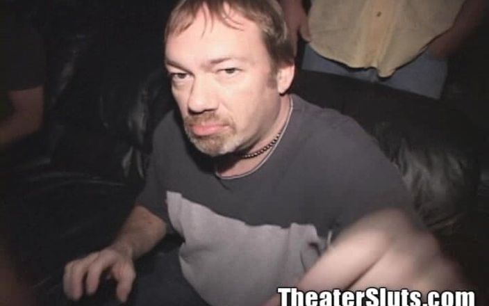 Theater Sluts: Сексуальна дупа чорношкірої кралі в груповусі смокче білу сперму і трахає білий член для збудженої розбещеної сперми в порнотеатрі!