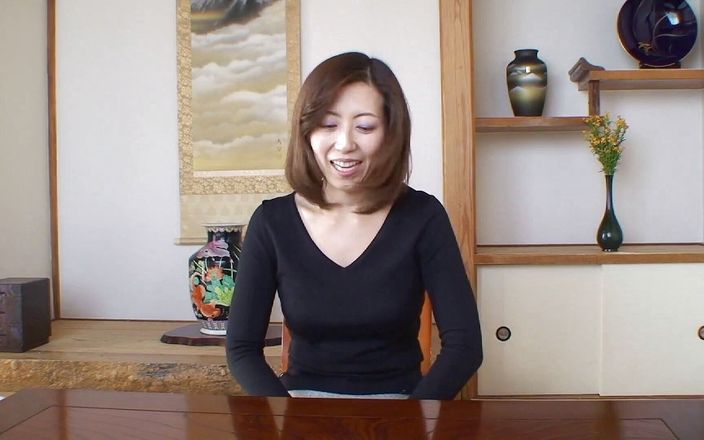 Asiatiques: Mamă sexy asiatică brunetă se dezbracă și arată ce are