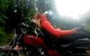 Real fun &amp; fetish: Блондинка с красными губами чувственно курит на велосипеде Rasta на улице