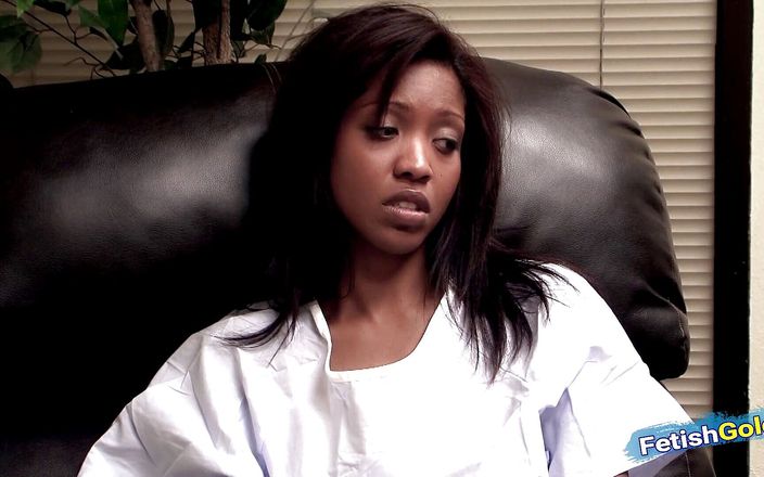 Fetish Gold: Лікар-лесбіянка спокушає молоду чорношкіру красуню