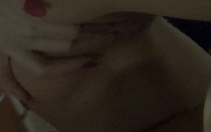 All Those Girlfriends: Sexy amadora gata Angel Piaff esfrega sua buceta
