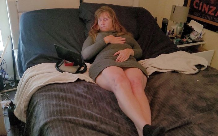 CMoore Videos: Cachonda esposa masturbándose con hitachi hasta el orgasmo