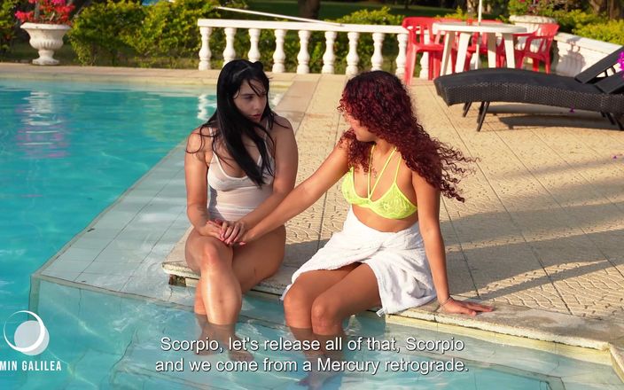 Min Galilea: Deux lesbiennes en bikinis dans une piscine baisent hardcore - black...