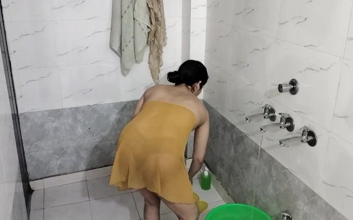 Hindi-Sex: 热辣的印度妻子在淋浴时做爱
