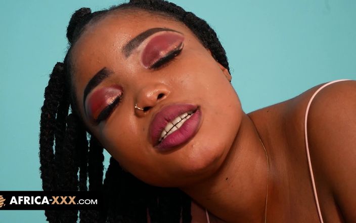 Africa-XXX: 化妆师照顾她的客户的全身
