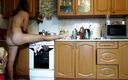 Sexi Lenka: Limpieza + gimnasia ligera en la cocina