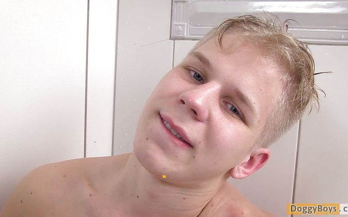 Doggy boys: Si sega in doccia con il giovane gay sexy Bert